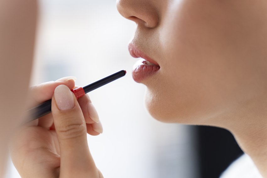 Как красить губы карандашом