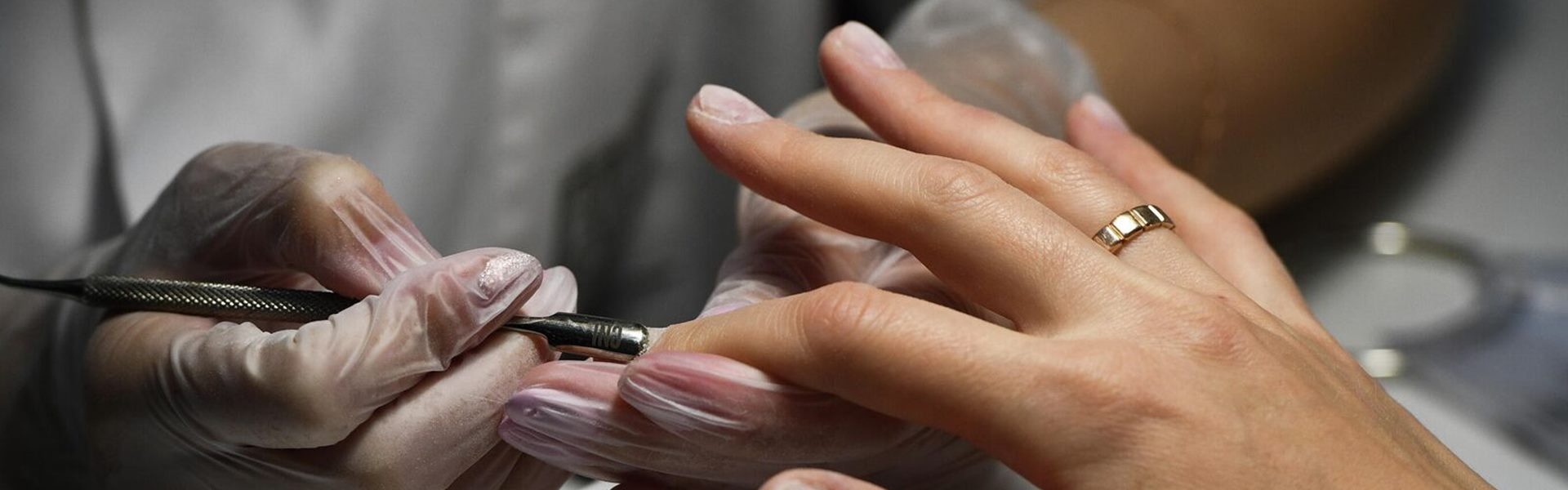Ребристые ногти: причины, лечение и уход за ребристыми ногтями на руках