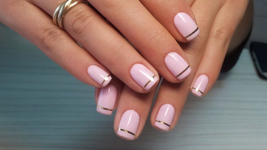 Розовый на коротких ногтях