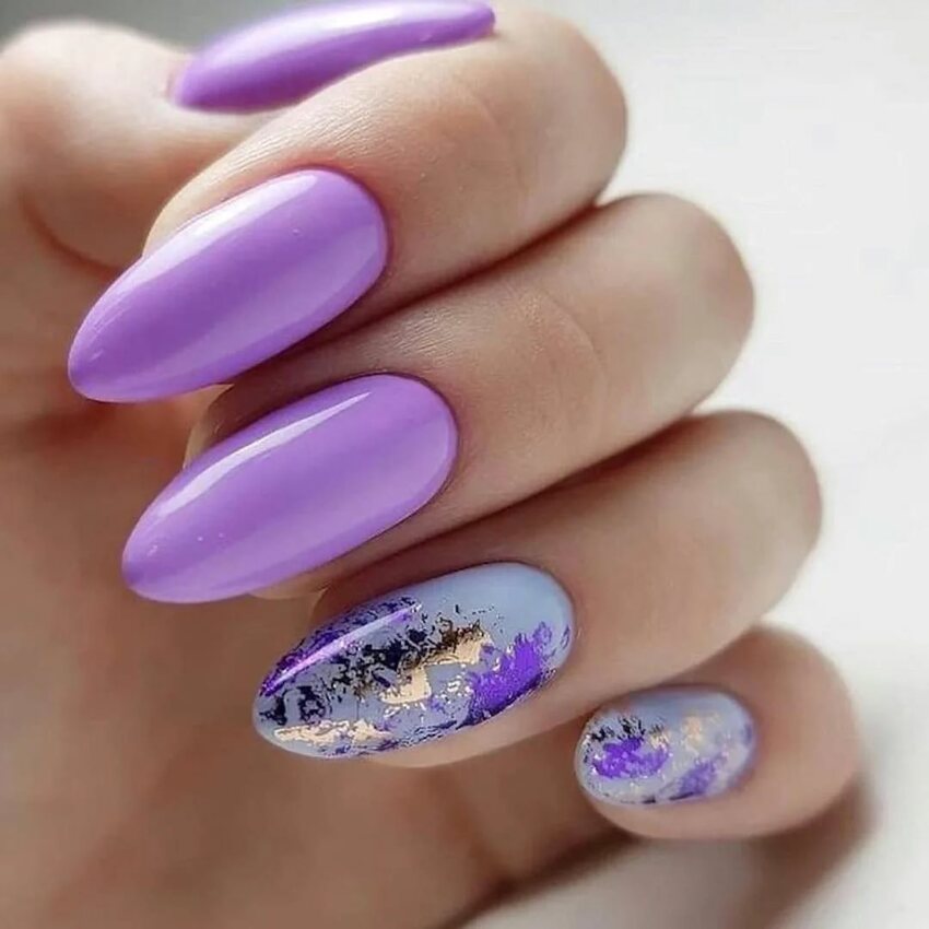 Фиолетовый дизайн ногтей фольга