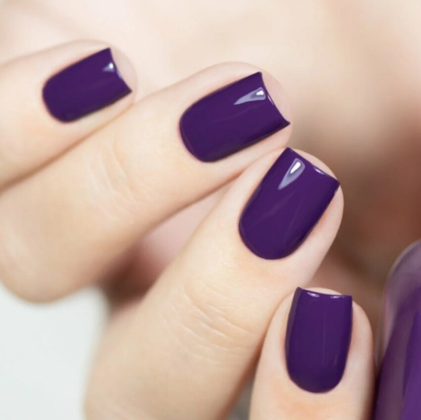 Фиолетовый дизайн на квадратные ногти