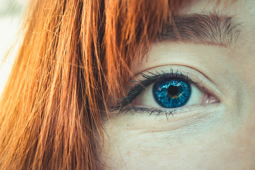Как избежать ошибок при нанесении вечернего макияжа на голубые глаза