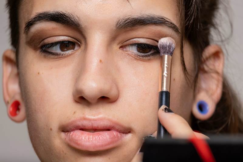 Типичные ошибки при выполнении быстрого макияжа глаз, которых стоит избегать