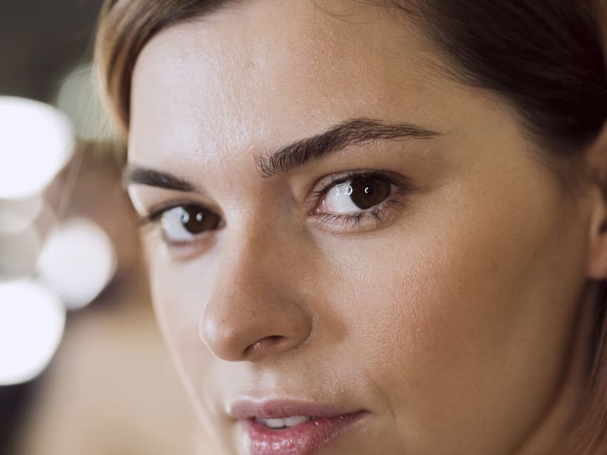 Какой цвет волос подойдет к карим глазам и светлой коже