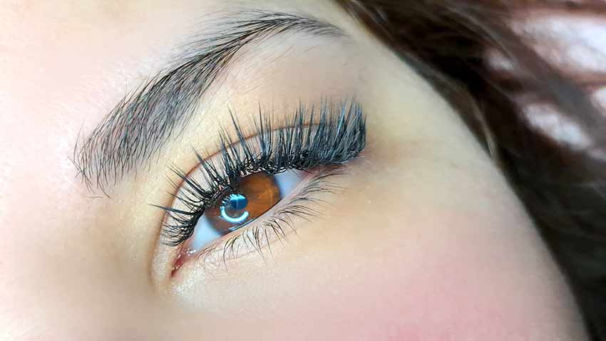 Уход за наращенными цветными ресницами Уход за наращенными цветными ресницами