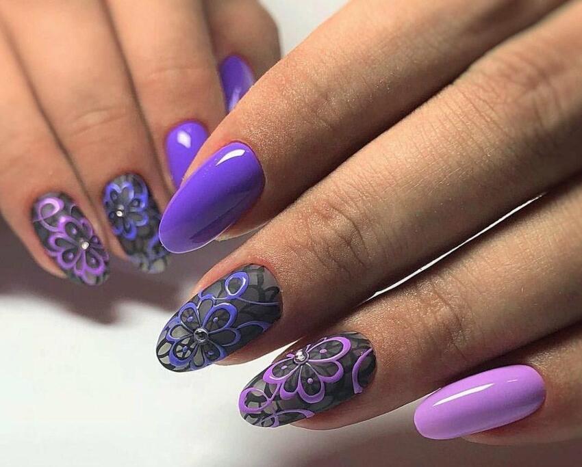 Фиолетовый дизайн ногтей, украшенный рисунками
