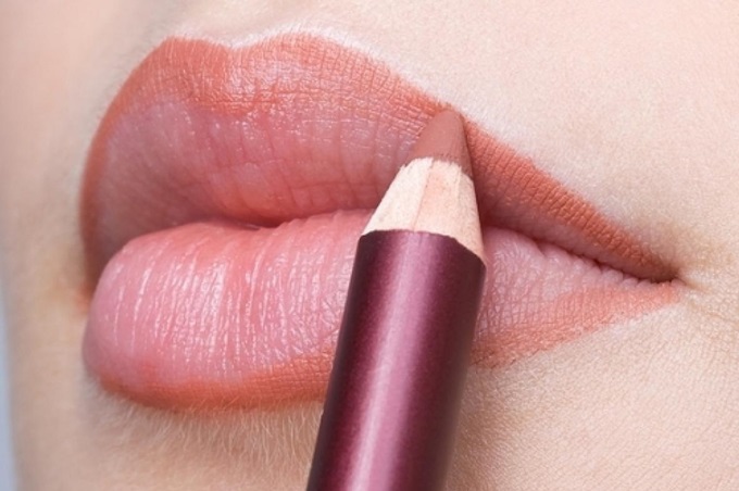 Секреты стойкого макияжа губ с обычной помадой