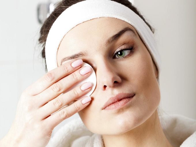 Как правильно ухаживать за кожей глаз после 30