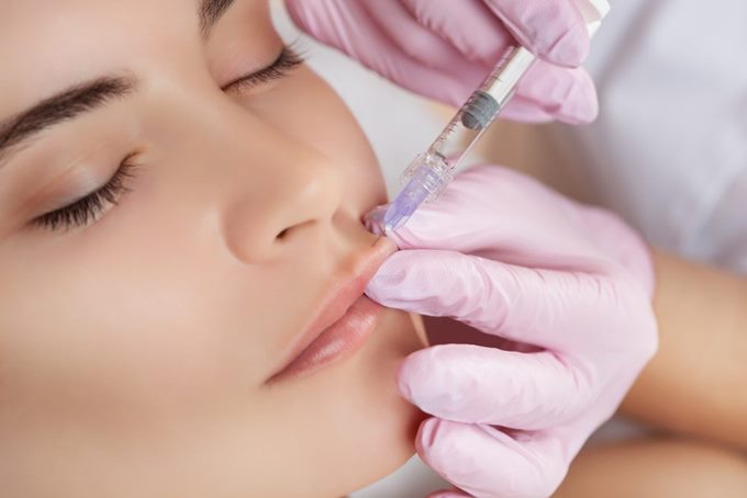 Показания и противопоказания для увлажнения губ гиалуроновой кислотой