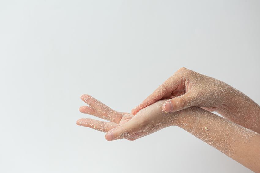 Причины сухости и старения кожи рук
