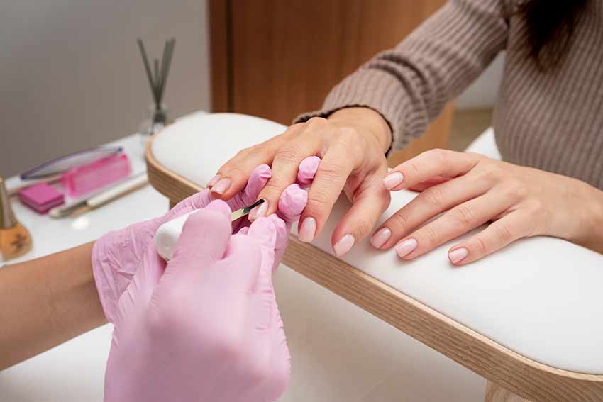 Процедура маникюра с гелем-лаком Процедура маникюра с гелем-лаком