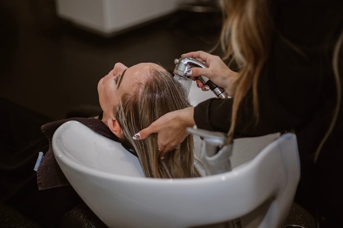 Ухаживающие процедуры для волос, которые предлагают салоны красоты