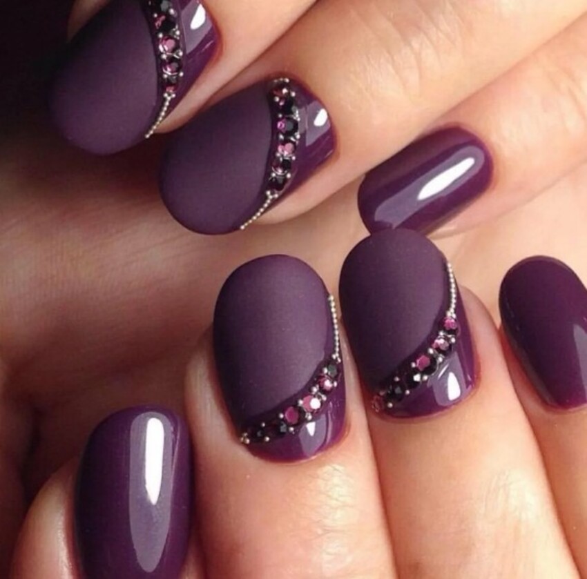 Фиолетовый дизайн ногтей с использованием стразов