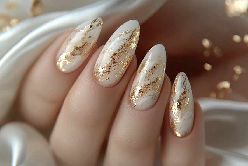 Мраморный маникюр на ногтях разной длины Мраморный маникюр на ногтях разной длины