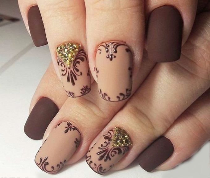 Шоколадный и бежевый дизайн ногтей с рисунком
