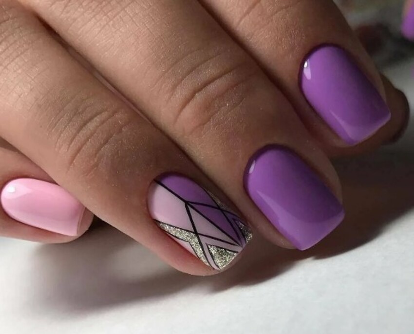 Геометрический фиолетовый дизайн с полосками и линиями