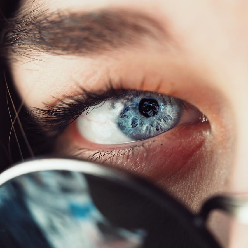 Как скорректировать форму голубых глаз с помощью вечернего макияжа