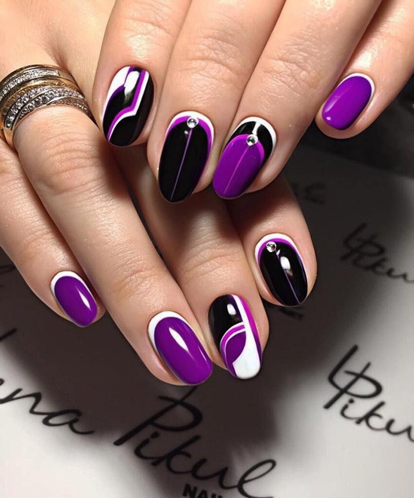 Фиолетовый дизайн на миндалевидной форме ногтей