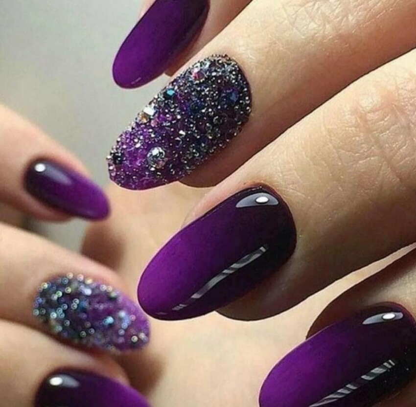 Фиолетовый дизайн ногтей с блестками