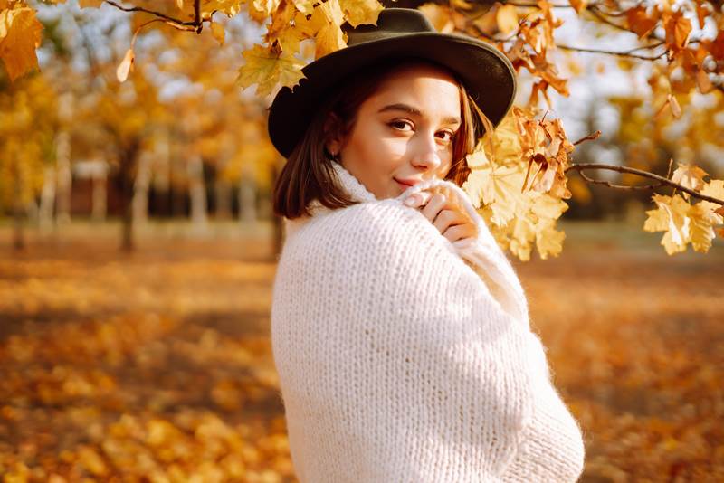 Стильные луки на осень для женщин с кардиганами и свитерами