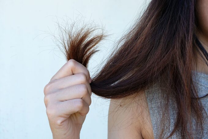 Причины ломкости волос
