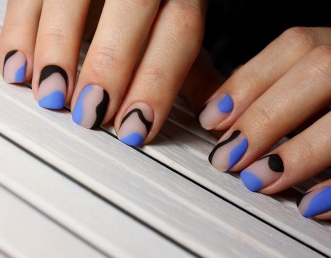 Голубой маникюр negative space.