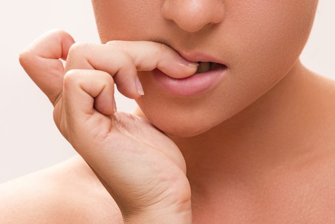 Как перестать грызть ногти с помощью врача