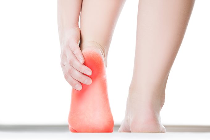 Диагностика и лечение трещин на пятках ног