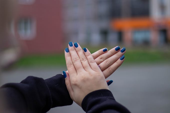  яркий синий дизайн на короткие ногти