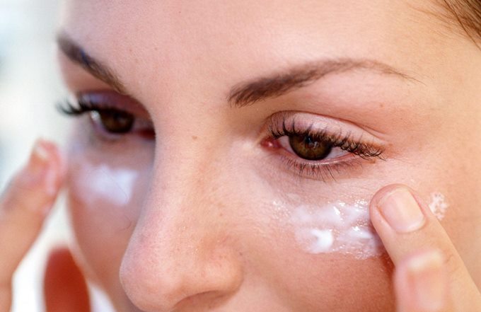 15 правил ухода за кожей глаз после 30 лет