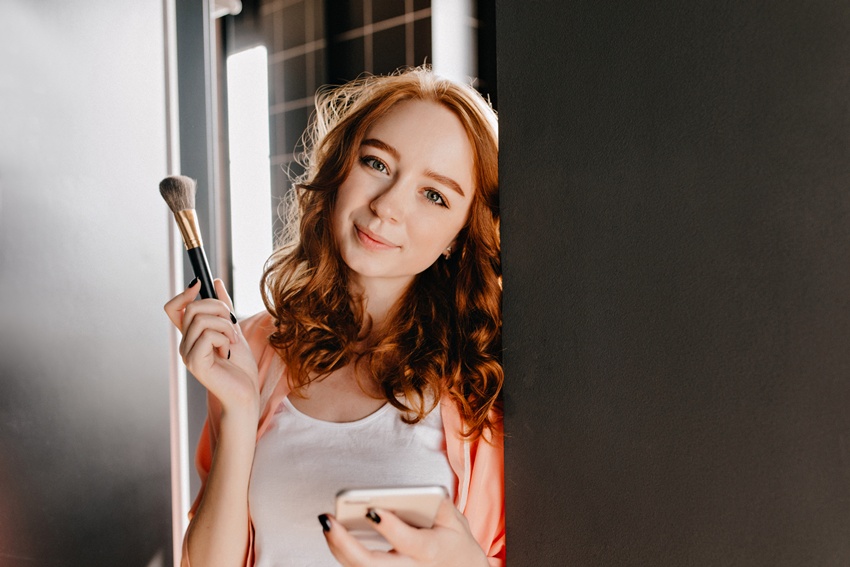 Макияж для рыжих волос и серых глаз