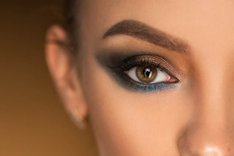 Как сделать быстрый макияж глаз в зависимости от их цвета