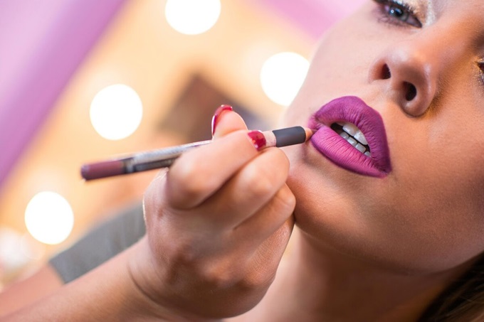 5 лайфхаков для стойкого макияжа губ от профессиональных визажистов