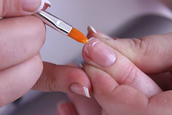 Этапы ремонта ногтя гелем