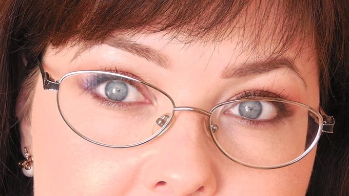 Можно ли делать татуаж глаз с проблемами зрения