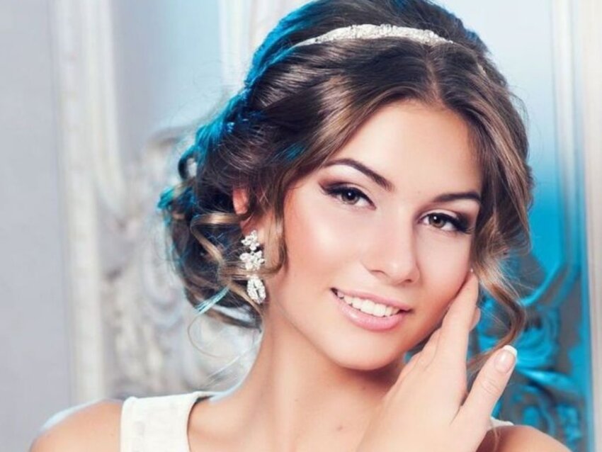 Прически для кудрявых волос на каждый день