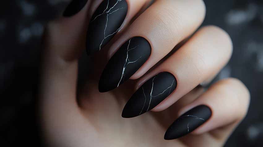 Лучшие варианты дизайна в темном цвете для длинных ногтей
