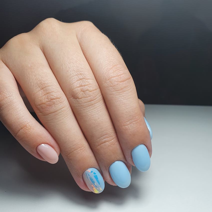 Идеи маникюра голубого цвета на короткие ногти