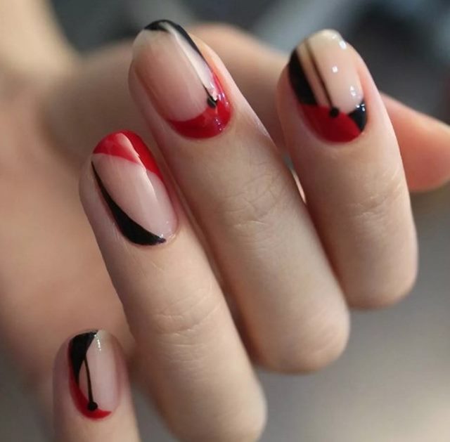 Negative space в черном маникюре