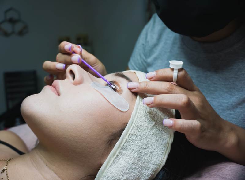 Как проводится процедура ламинирования ресниц и бровей средствами Lash Botox