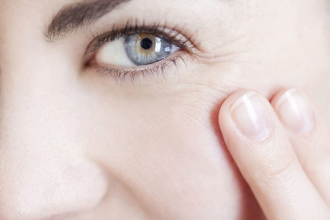 Необходимость ухода за кожей глаз после 30: причины и следствия