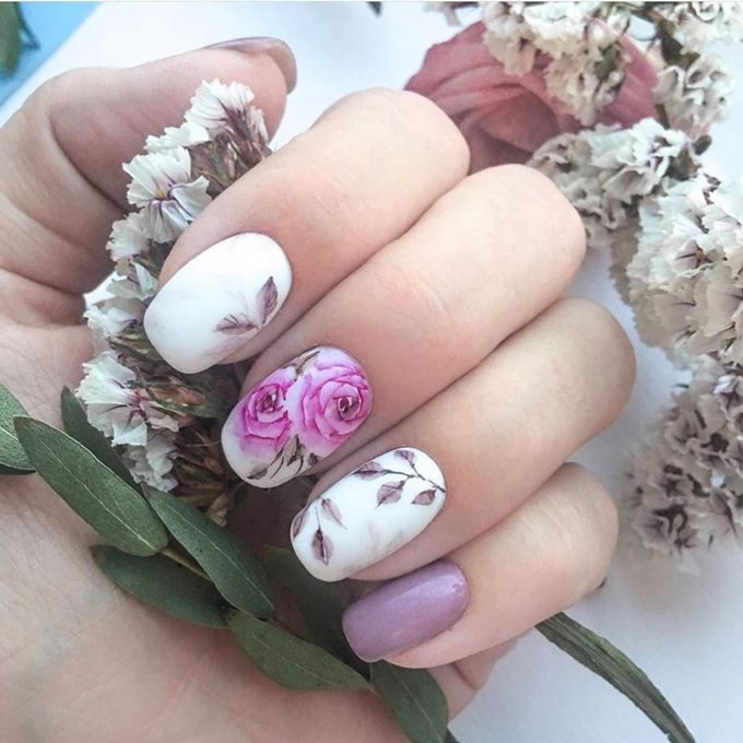 Цветочный принт на белом маникюре Цветочный принт на белом маникюре