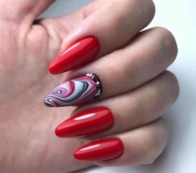 Абстрактный стиль красный маникюр Абстрактный стиль красный маникюр