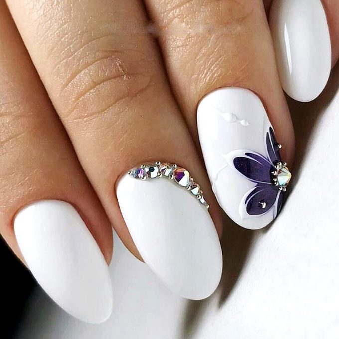 белый маникюр стразы белый маникюр стразы