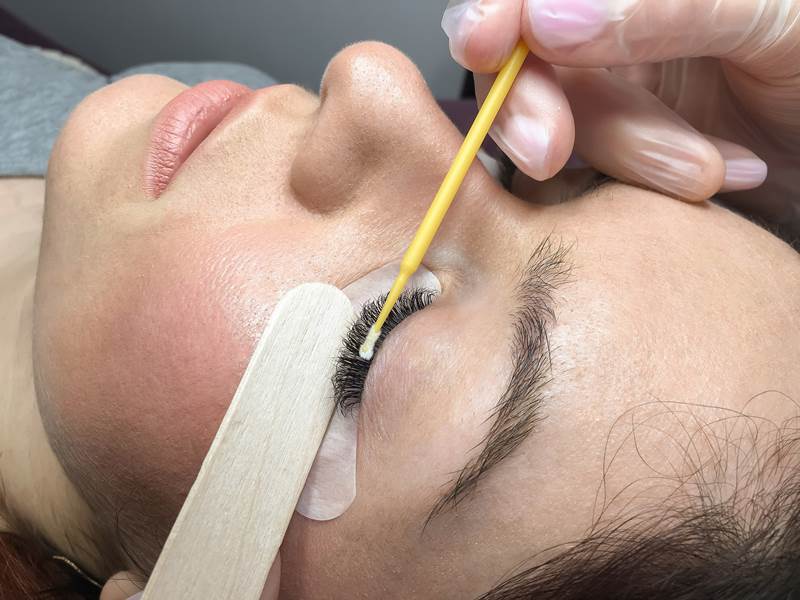 Как снимают искусственные ресницы в салоне Как снимают искусственные ресницы в салоне