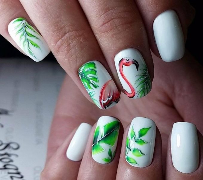 Белый маникюр тропический принт Белый маникюр тропический принт