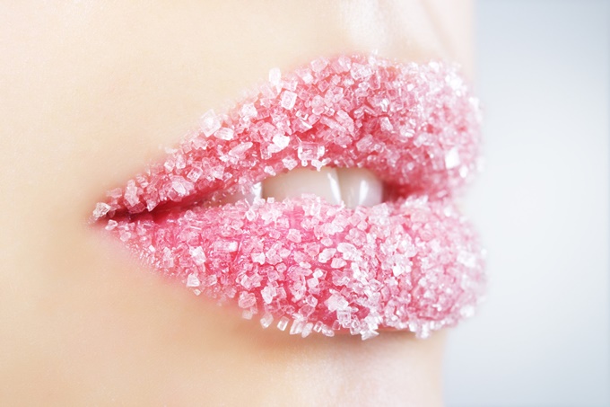 5 способов увеличить губы без макияжа