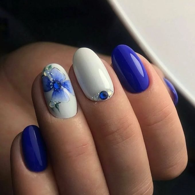 Белый с синим маникюр Белый с синим маникюр
