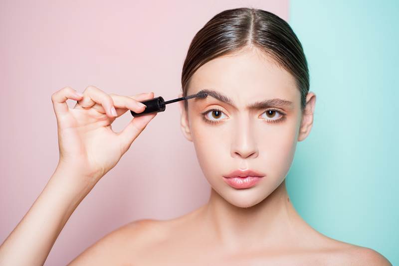 Цветным гелем/тушью для бровей Цветным гелем/тушью для бровей