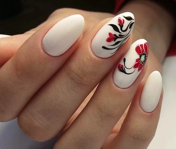 Цветочный принт на белом маникюре Цветочный принт на белом маникюре